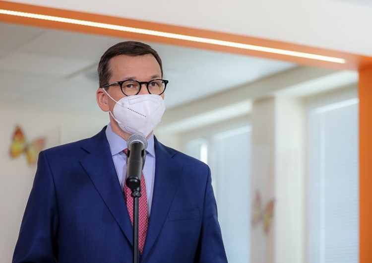 Premier zapowiedział 5000 zł jednorazowego dodatku. „Niech to będzie pewne dodatkowe wsparcie i ukłon”