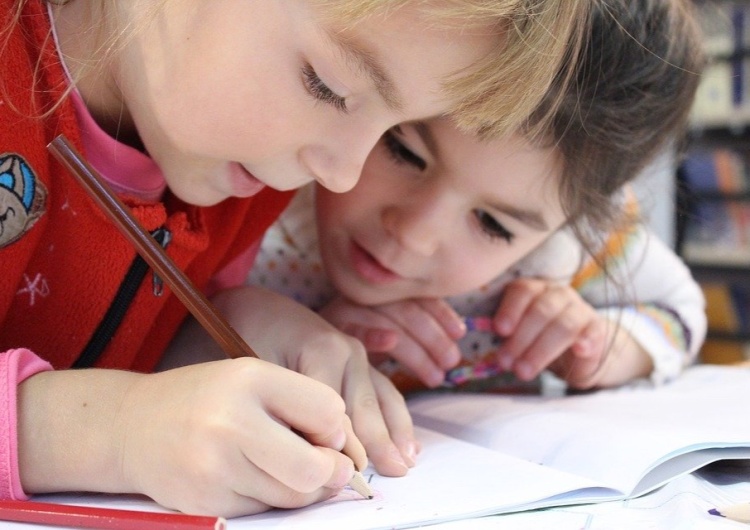  „Allgemeine Zeitung”: Dzieci nie zakażają się koronawirusem w szkołach