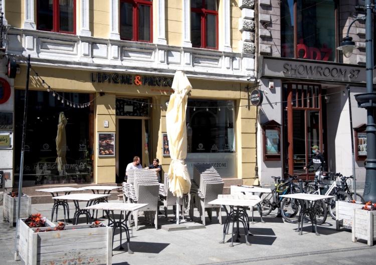 Duże zmiany od dziś! Nie trzeba nosić maseczek na zewnątrz. Czynne ogródki restauracyjne