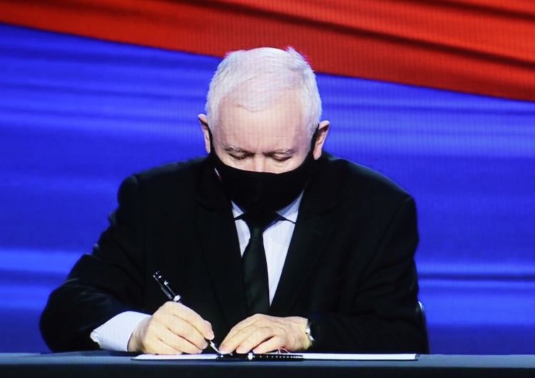 Jarosław Kaczyński podpisuje