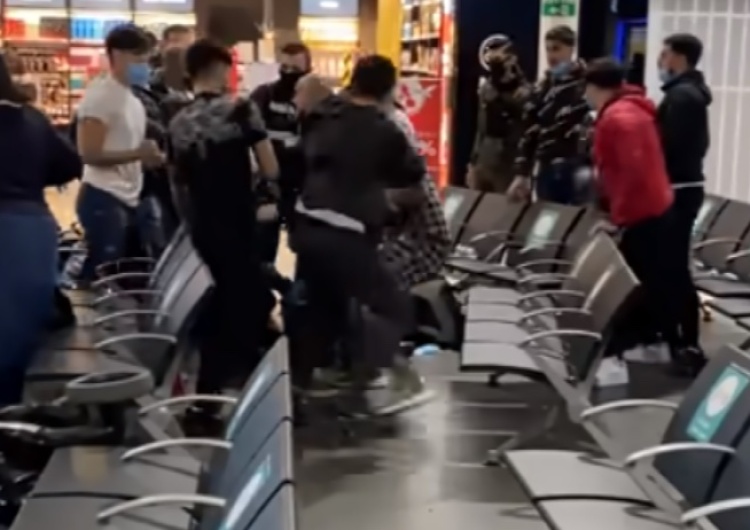  [Video] Szokujące sceny na lotnisku. Potężna bójka, polała się krew