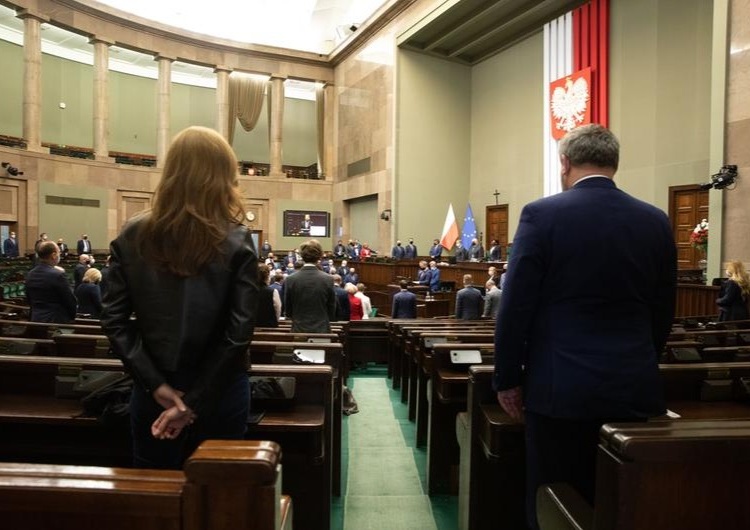  [najnowszy sondaż] PiS na czele, duży spadek KO. Konfederacja wyprzedza Lewicę