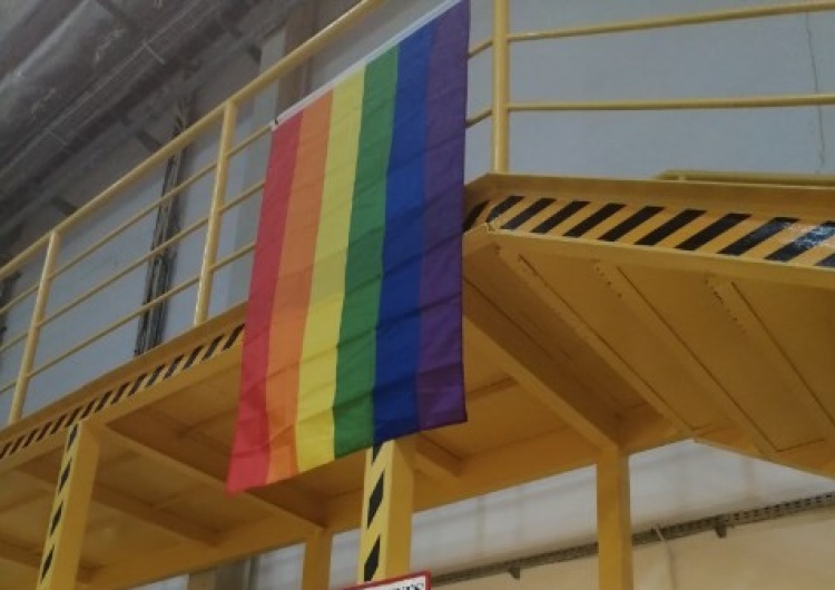 flaga LGBT w fabryce Toyoty [Nasz News] Toyota indoktrynuje pracowników? Ci zwrócili się do nas o pomoc: 