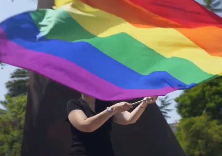 flaga LGBT Sprawdziliśmy, które ambasady USA świętowały dziś 