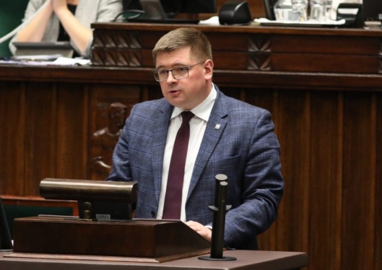 „Syn kacyka w rządzie PRL chce likwidować…”. Wiceminister edukacji nie przebierał w słowach