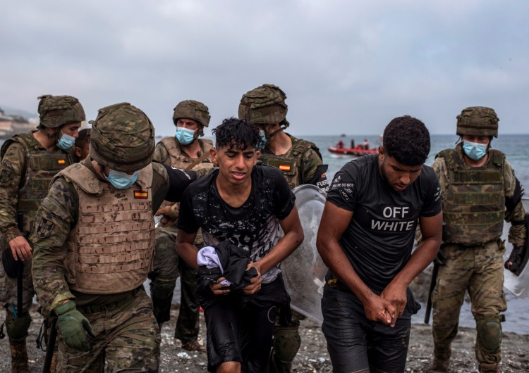  [VIDEO] Ostro na granicy Hiszpanii! Żołnierze „wrzucają z powrotem do morza” napierających imigrantów