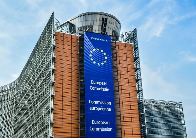 budynek Komisji Europejskiej KE: Polska musi wykonać postanowienia Trybunału Sprawiedliwości UE w sprawie Turowa. Będziemy monitorować