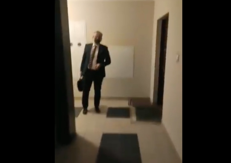  [WIDEO] Grupa mężczyzn wtargnęła do bloku ministra zdrowia. „Wiemy gdzie mieszka, będziemy tutaj nie raz, nie dwa”