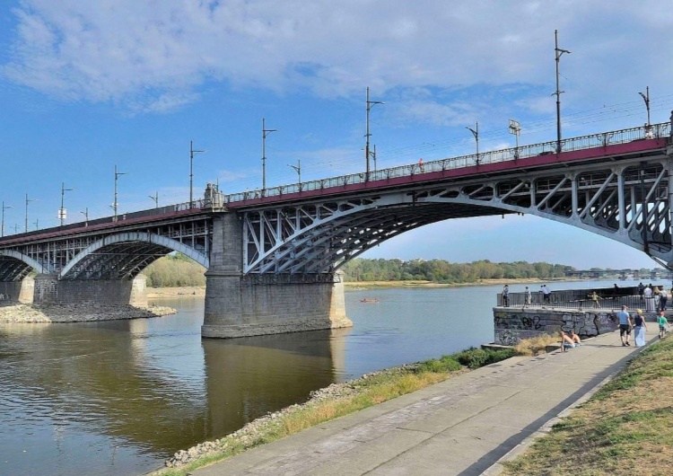 Most Poniatowskiego Koszmar w centrum Warszawy: Mężczyzna spadł z mostu Poniatowskiego przy Stadionie Narodowym