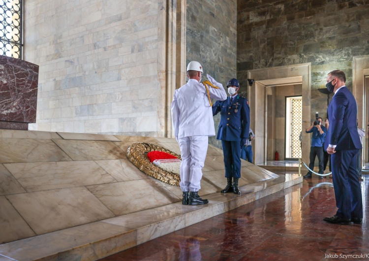 Prezydent Andrzej Duda składa wieniec w Mauzoleum Ataturka Kompromitacja polityków opozycji. Chcieli zadrwić z Prezydenta, a zadrwili sami z siebie