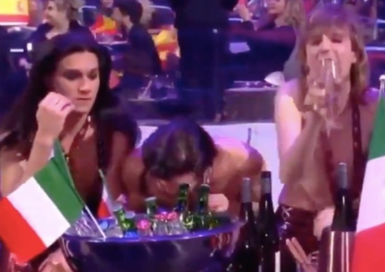 Damiano David podczas występu na Eurowizji Czy zwycięzca Eurowizji wciągał kokainę podczas finału konkursu? Znamy wyniki badań
