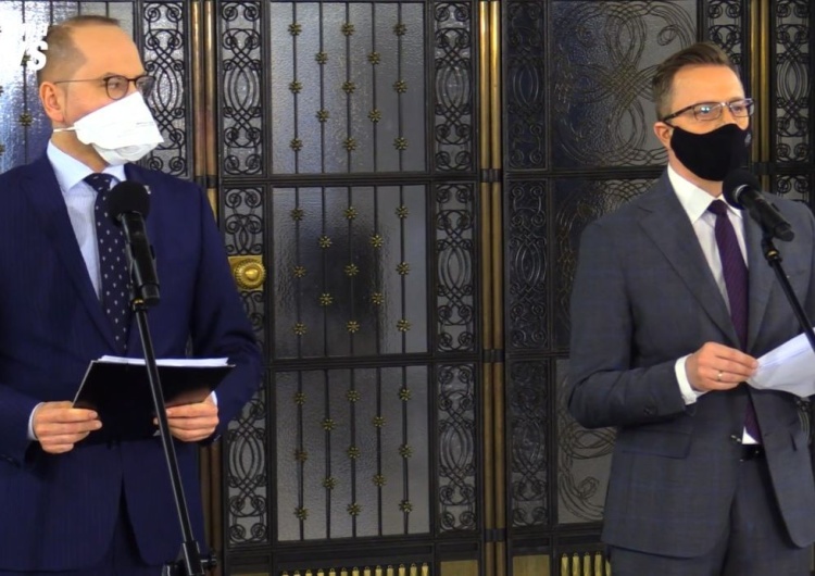 Kompromitacja Szczerby i Jońskiego! Pochwalili się, jak... rąbią drewno.