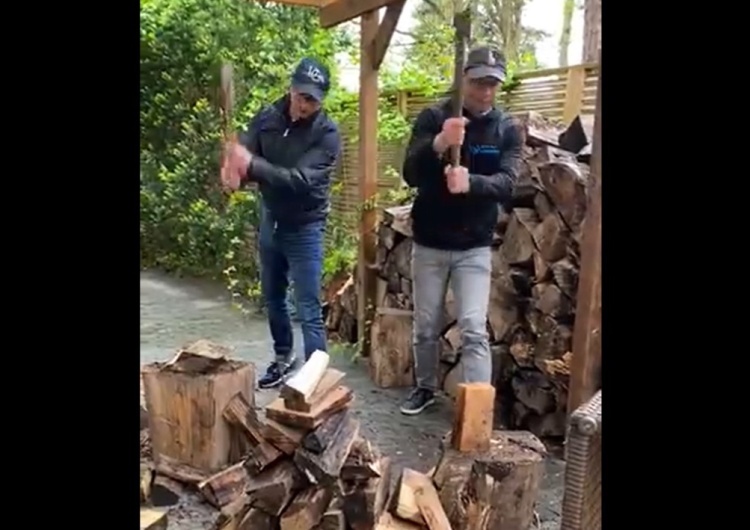 Dariusz Joński i Michał Szczerba rąbią drewno 
