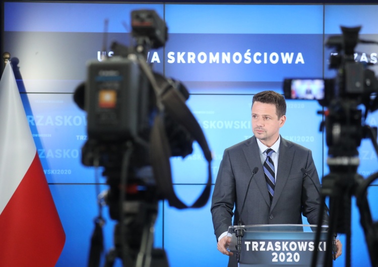 Warszawa: Dyrektorzy w ratuszu zarabiają lepiej niż prezydent i premier. Kwoty zwalają z nóg