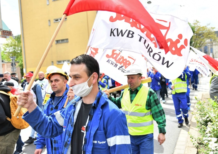 „Ręce precz od Turowa”. Pracownicy kopalni i elektrowni Turów protestowali we Wrocławiu