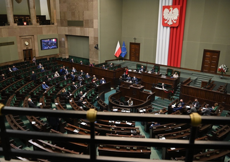  [najnowszy sondaż] KO dalej szoruje po dnie, PiS z niezłym wynikiem, tylko 5 partii w Sejmie