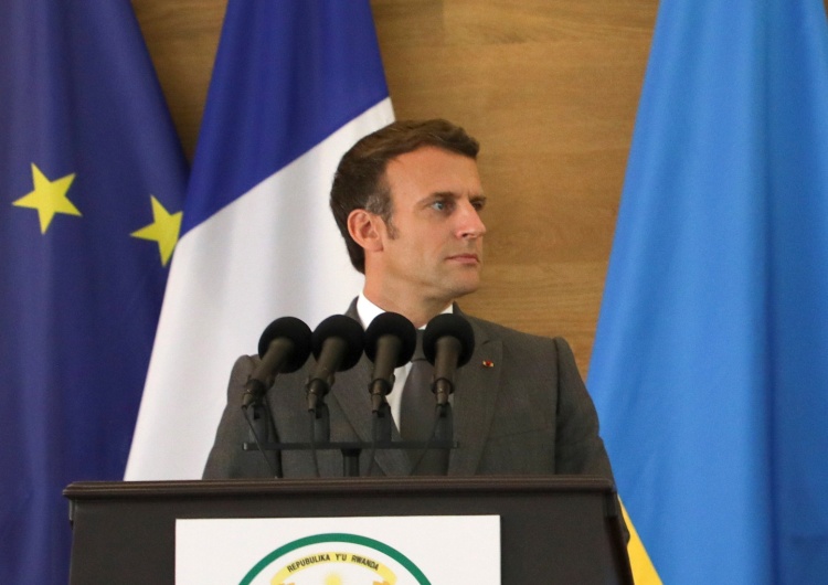  Macron prosi o wybaczenie za francuską politykę bierności. „Ciężka i przytłaczająca odpowiedzialność”