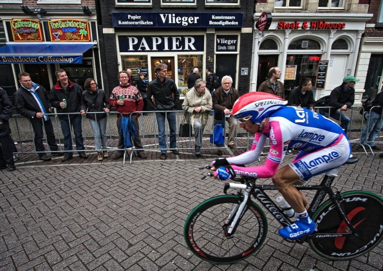 Gilberto Simoni na trasie Giro D'Italia 2010 Włochy. Polka ocalała z Auschwitz otrzymała koszulkę lidera Giro d'Italia