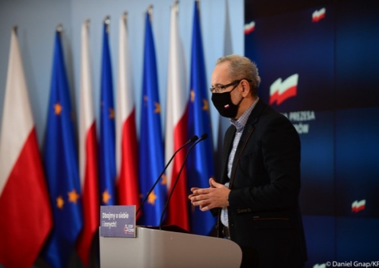 Będziemy nosić maseczki wewnątrz pomieszczeń całe wakacje? Niedzielski odpowiada