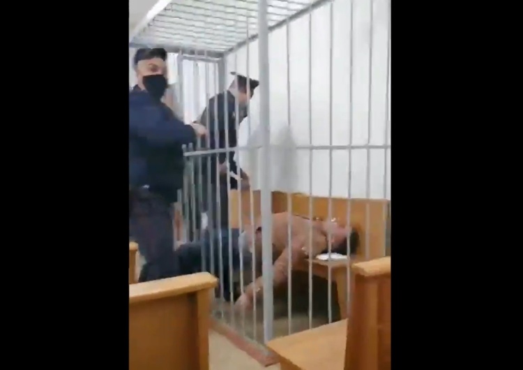  [Video] Wstrząsające nagranie z białoruskiego sądu. Więzień polityczny reżimu Łukaszenki próbował podciąć sobie gardło