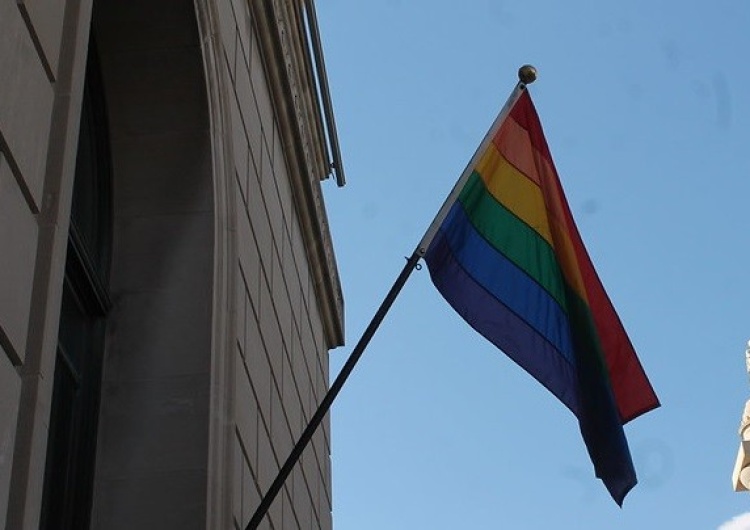 Flaga LGBT, zdjęcie ilustracyjne Ambasada USA przy Watykanie wywiesza flagę LGBT