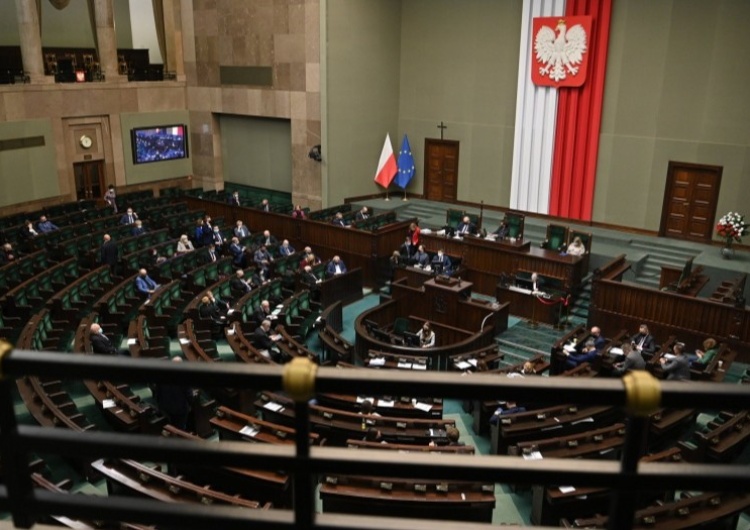 Sejm, zdjęcie ilustracyjne PiS odrabia straty, świetny wynik Polski 2050. Zobacz nowy sondaż