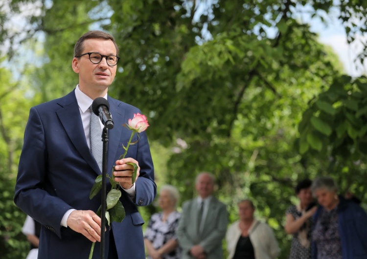 Mateusz Morawiecki w Żelazowej Woli List gończy za Morawieckim. Takiego prezentu od policjantów premier się nie spodziewał