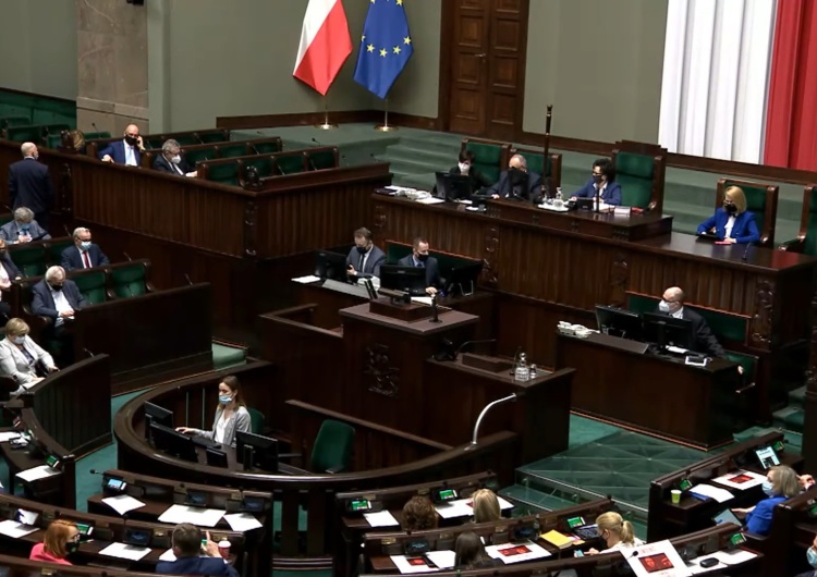  [SONDAŻ] PiS mocno na czele, wysokie notowania Hołowni, PSL poza Sejmem