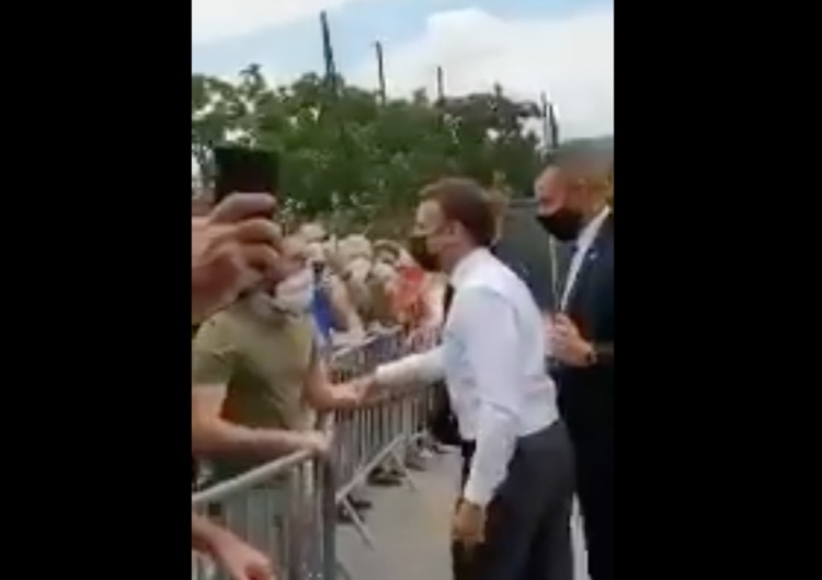 Emmanuel Macron [video] Emmanuel Macron spoliczkowany publicznie przez wyborcę