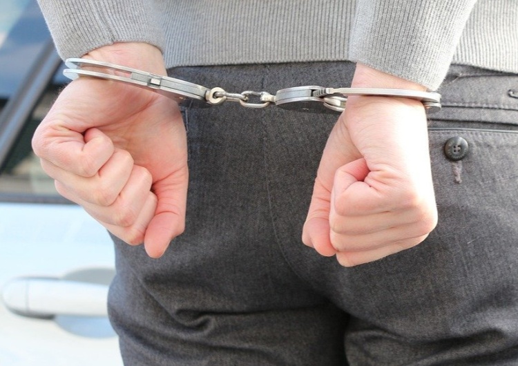 Obława stulecia przez „apkę”! Aresztowano 800 handlarzy narkotyków. Podano dane gangstera, który wydał…