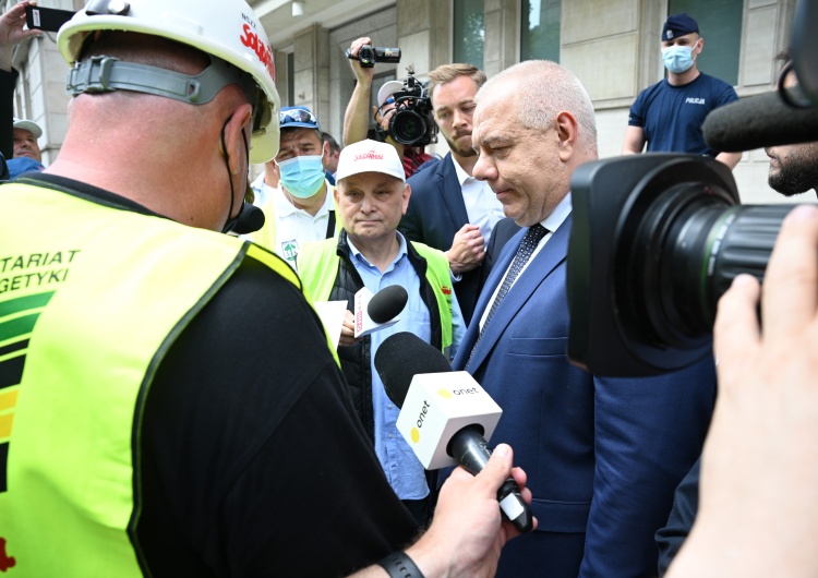  [FOTO] Manifestacja Solidarności w Warszawie: Spotkanie z Sasinem, szef rządu nieobecny. 