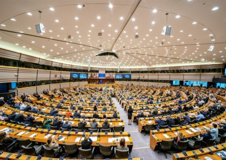 Parlament Europejski, zdjęcie ilustracyjne KE za wolno 