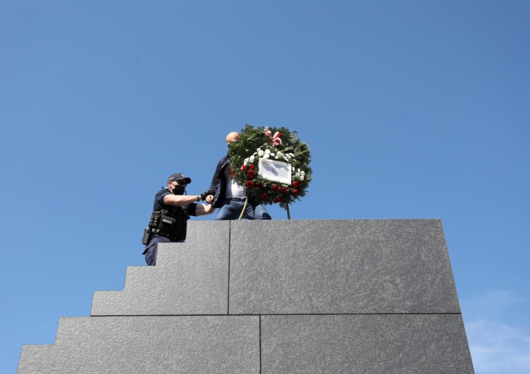 Incydent podczas uroczystości pod pomnikiem Ofiar Tragedii Smoleńskiej na pl. Piłsudskiego w Warszawie. Na pomnik wszedł mężczyzna, wnosząc ze sobą wieniec. Po interwencji policji został sprowadzony.