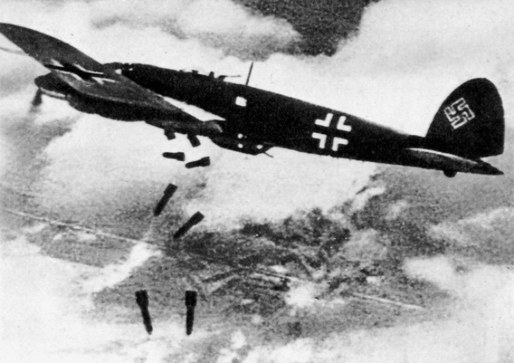 Niemiecki Heinkel He 111 zrzuca bomby na Warszawę J. Kowalski dla