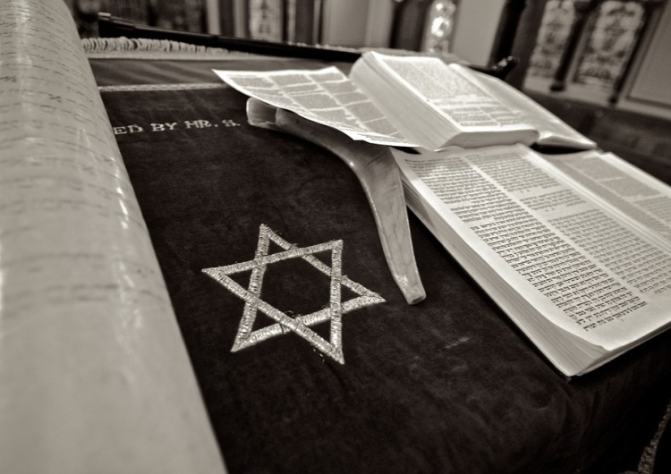 Tora Antysemityzm w Niemczech. Odkryto swastykę w żydowskiej sali modlitewnej w szafie do przechowywania Tory