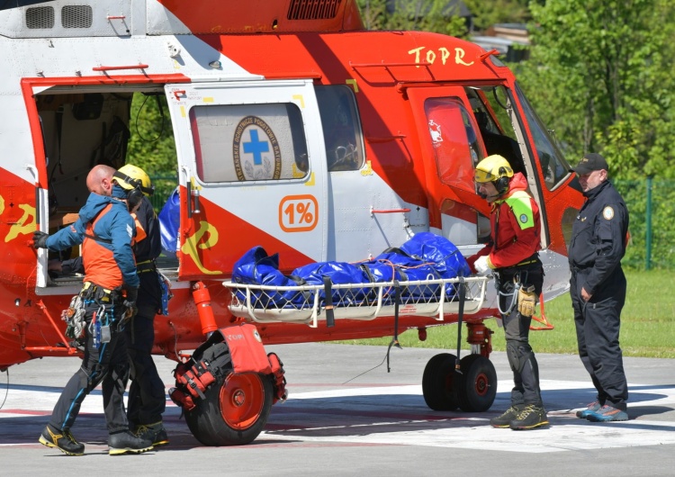 Ratownicy TOPR transportują ciało turysty, 15 bm. w Zakopanem. Około 40-letni mężczyzna zginął na szlaku na Rysy. Prawdopodobnie poślizgnął się i zsunął po twardym, zmrożonym śniegu. Tragedia w Tatrach. Turysta pośliznął się na płacie śniegu i spadł ok. 400 metrów