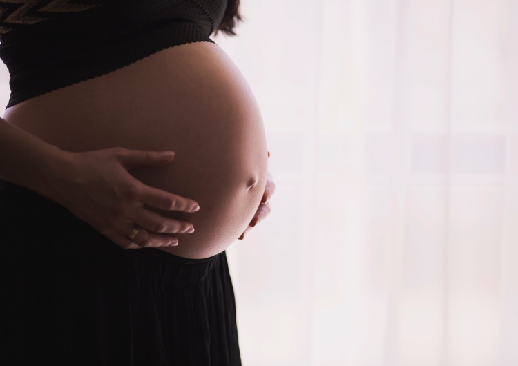 Kobieta w ciąży, zdjęcie ilustracyjne Absurdalny wpis lewicowych aktywistek. 