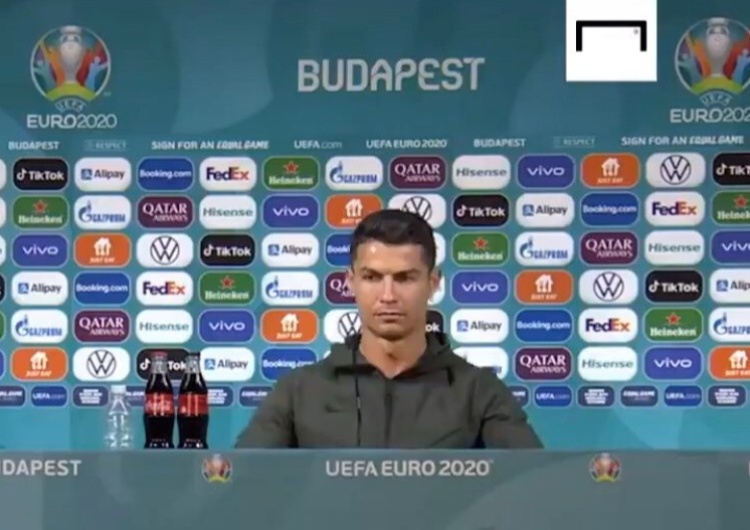 Portugalski piłkarz Cristiano Ronaldo  wywołał burze krytykując na konferencji prasowej napoje koncernu Coca-Cola. Ronaldo oburzony na widok butelek Coca-Coli. Koncern liczy straty