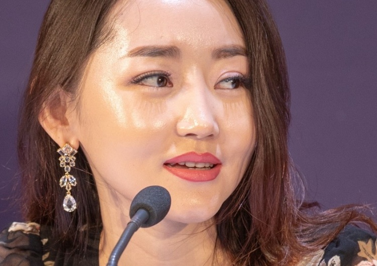 Koreańska aktywistka na rzecz praw człowieka i prezenterka telewizyjna Park Yeon-mi Uciekła z Korei Północnej do USA. 