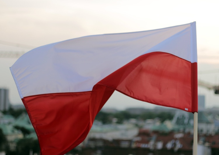 Flaga Polski, zdjęcie ilustracyjne Znana piosenkarka szokuje.