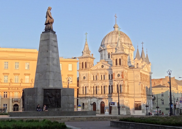 Plac Wolności  w Łódzi, zdjęcie ilustracyjne Wagina i zdjęcie Kaczyńskiego. Skandaliczne prace na łódzkiej wystawie, jest komentarz ministerstwa