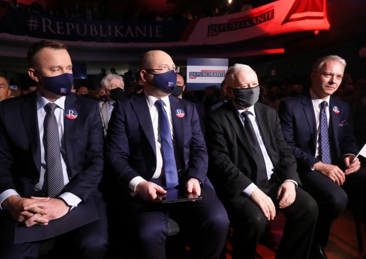 Europoseł PiS Adam Bielan (2L), prezes PiS, wicepremier Jarosław Kaczyński (2P), minister-członek Rady Ministrów Michał Cieślak (L) oraz prezes Stowarzyszenia Republikanie Karol Rabenda (P) podczas Zjazdu Republikańskiego. Pilne! Powstała nowa partia, która wejdzie w skład Zjednoczonej Prawicy