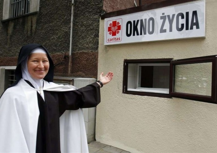 Okno Życia Caritas Sosnowiec Chwała Panu! Kilkutygodniowy chłopiec w oknie życia w Sosnowcu