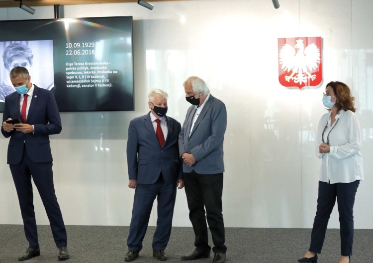 Wicemarszałek Sejmu Ryszard Terlecki (2P), wicemarszałek Sejmu Małgorzata Kidawa-Błońska (P), wicemarszałek Senatu Marek Pęk (L) i wicemarszałek Senatu Bogdan Borusewicz (2L) podczas uroczystości nadania imienia Olgi Krzyżanowskiej sali nr 412 w bud Niezręczna sytuacja w Sejmie. Terlecki wyszedł z sali