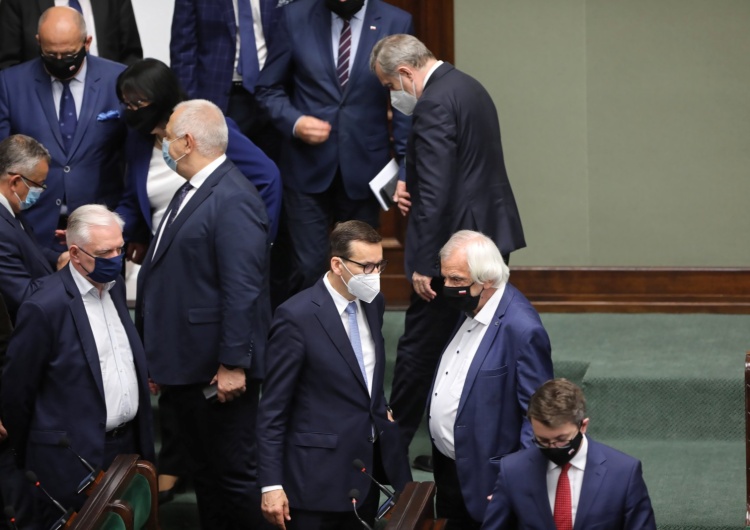 Wicepremier Jarosław Gowin (L), premier Mateusz Morawiecki (C) i wicemarszałek Sejmu Ryszard Terlecki (P) na sali obrad Sejmie. PiS przegrało głosowanie. Awantura w Sejmie