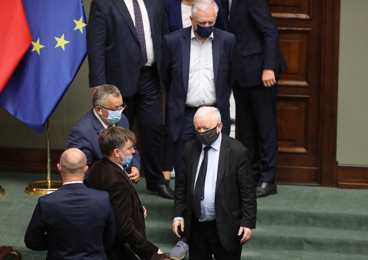 Prezes PiS Jarosław Kaczyński (P), minister infrastruktury Andrzej Adamczyk (3L), minister sprawiedliwości Zbigniew Ziobro (2L) na sali obrad Sejmu w Warszawie, Kaczyński ukarany przez komisję etyki. Co zrobił prezes PiS?