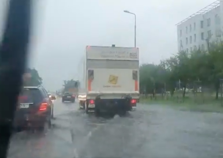  [WIDEO] Nawałnica w Warszawie. Dziesiątki interwencji strażaków, Wisłostrada ponownie zalana 