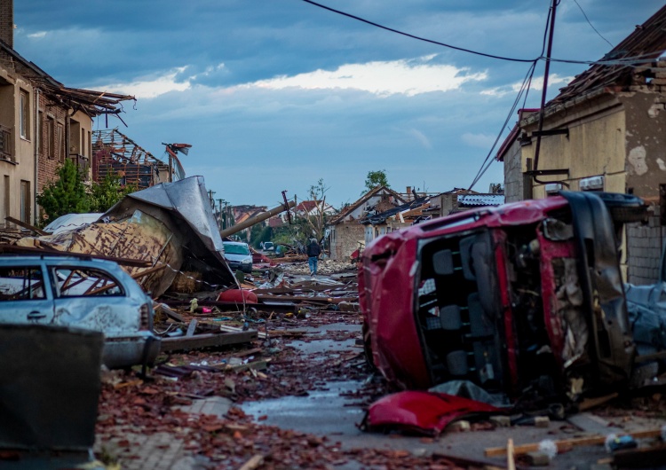 W czwartek Czechy nawiedziły wieczorem burze i ulewne deszcze. Tornado w Czechach. Nie żyją co najmniej trzy osoby, kilkadziesiąt osób rannych