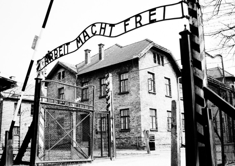 Brama do niemieckiego nazistowskiego obozu koncentracyjnego i zagłady Auschwitz-Birkenau. Skandaliczny wpis dziennikarki. 