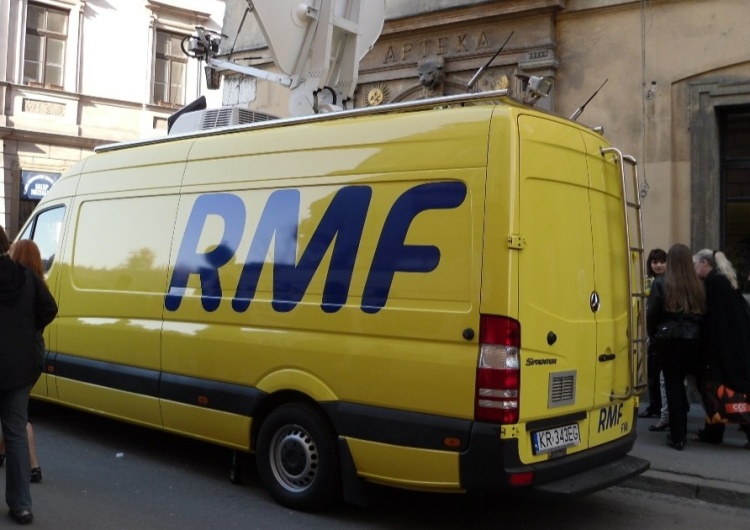 Samochód stacji RMF FM, zdjęcie ilustracyjne Znany dziennikarz odchodzi z RMF FM. 